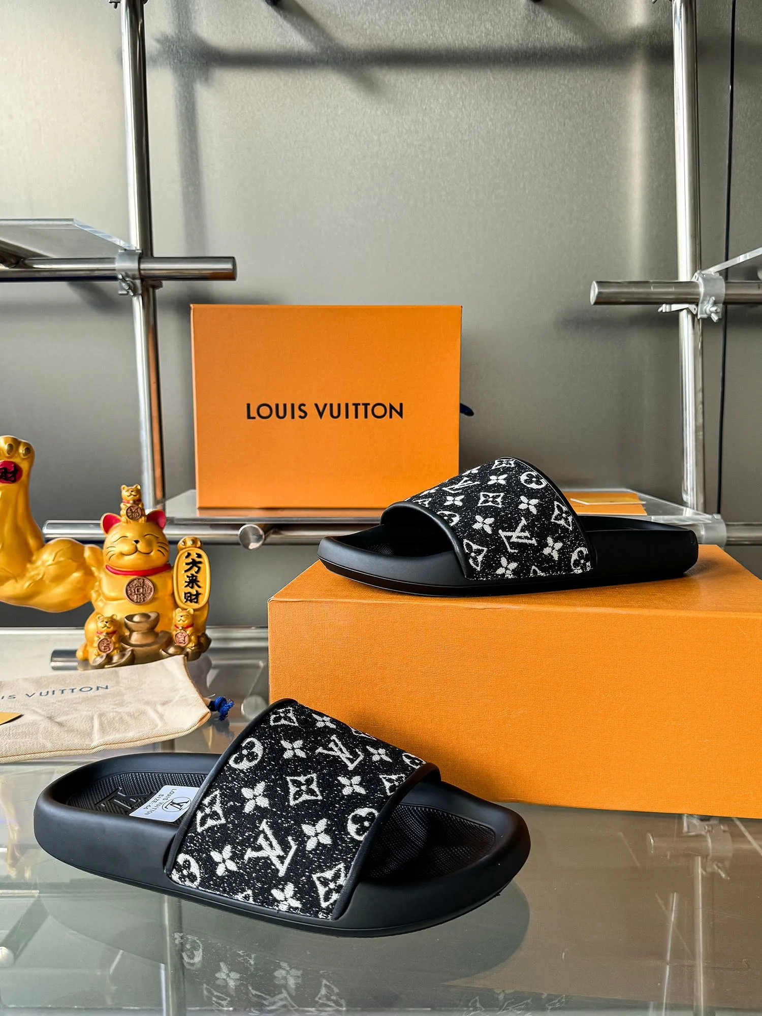 [L Home] P: 300💰 ▪️Shoe size: Women's 35-40 Men's 38-46▪️Packaging: Counter top quality~original packaging Louis Vuitton lv couple's monogram embossed slippers This season, Waterfront sandals return with a new look, and the upper buckle is embossed with Louis Vuitton's iconic Monogram pattern. Made of waterproof rubber with a comfortable and resilient insole. The lightweight, flexible outsole is embossed with the Louis Vuitton logo. Exquisitely packaged at the delivery counter 🛍📦 ▪️Fabric: Original molded rubber foam ▪️Sole: Original molded rubber foam outsole ▪️Sole thickness: 3CM.